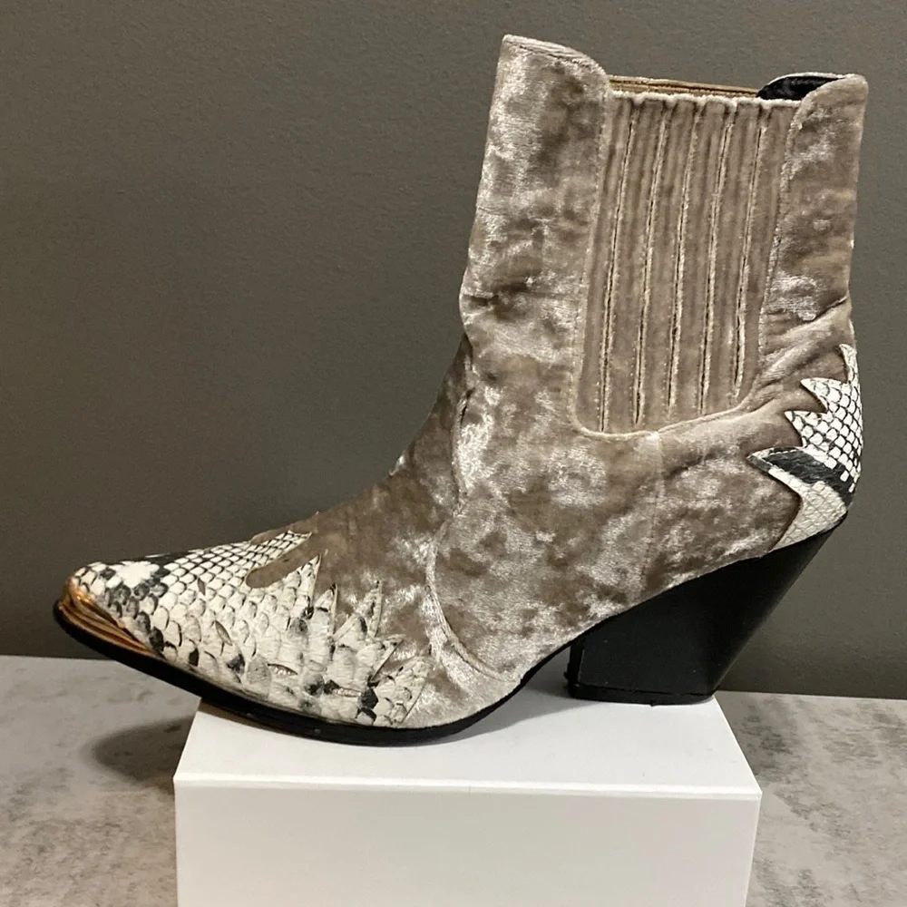 Cape Robbin Country Western Nashville Trendy, Boots Size 8.5 Kelsey-Snake